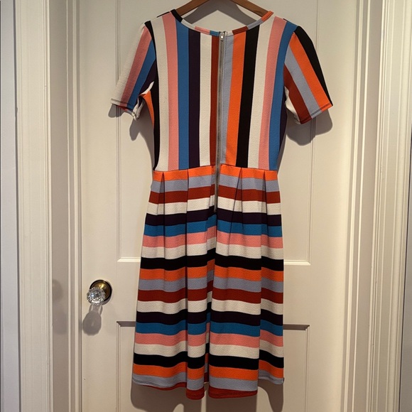 LuLaRoe Amelia striped dress in crepe material with pockets - Picture 5 of 16